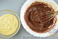 Фото приготовления рецепта: Маффины "Зебра" с шоколадной глазурью - шаг №8