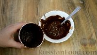 Фото приготовления рецепта: Десерт "Цветок в горшке" из шоколадного печенья и сырного крема - шаг №3