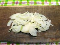 Фото приготовления рецепта: Салат с селёдкой, кукурузой, яблоком и консервированным горошком - шаг №2