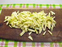 Фото приготовления рецепта: Салат с селёдкой, кукурузой, яблоком и консервированным горошком - шаг №3