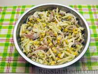 Фото приготовления рецепта: Салат с селёдкой, кукурузой, яблоком и консервированным горошком - шаг №12