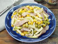 Фото приготовления рецепта: Салат с селёдкой, кукурузой, яблоком и консервированным горошком - шаг №13
