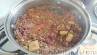 Фото приготовления рецепта: Тушёная чечевица с копчёной колбасой и овощами - шаг №17