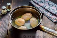 Фото приготовления рецепта: Слоёный салат с тунцом, помидорами, сыром и яйцами - шаг №2
