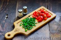 Фото приготовления рецепта: Слоёный салат с тунцом, помидорами, сыром и яйцами - шаг №5