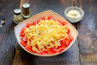 Фото приготовления рецепта: Слоёный салат с тунцом, помидорами, сыром и яйцами - шаг №11