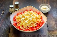 Фото приготовления рецепта: Слоёный салат с тунцом, помидорами, сыром и яйцами - шаг №12