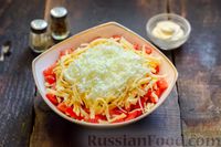 Фото приготовления рецепта: Слоёный салат с тунцом, помидорами, сыром и яйцами - шаг №13