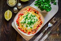 Фото приготовления рецепта: Слоёный салат с тунцом, помидорами, сыром и яйцами - шаг №15
