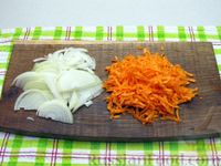 Фото приготовления рецепта: Минтай, запечённый с овощами, в сметане (в микроволновке) - шаг №3