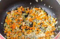 Фото приготовления рецепта: Овощной суп с индейкой, перловкой и шпинатом - шаг №9