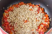 Фото приготовления рецепта: Овощной суп с индейкой, перловкой и шпинатом - шаг №15