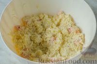 Фото приготовления рецепта: Салат с креветками, ананасами и сыром - шаг №12