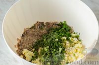 Фото приготовления рецепта: Картофельные зразы с консервированной рыбой и яйцами - шаг №8