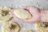 Фото приготовления рецепта: Картофельные зразы с консервированной рыбой и яйцами - шаг №14