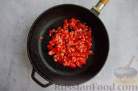 Фото приготовления рецепта: Жареная рыба в томатном соусе со сладким перцем и чесноком - шаг №6