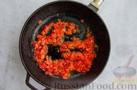 Фото приготовления рецепта: Жареная рыба в томатном соусе со сладким перцем и чесноком - шаг №7