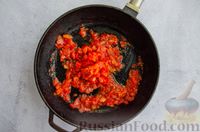Фото приготовления рецепта: Жареная рыба в томатном соусе со сладким перцем и чесноком - шаг №8
