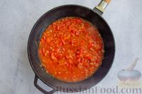 Фото приготовления рецепта: Жареная рыба в томатном соусе со сладким перцем и чесноком - шаг №11