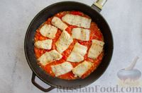Фото приготовления рецепта: Жареная рыба в томатном соусе со сладким перцем и чесноком - шаг №12