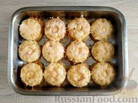 Фото приготовления рецепта: Рубленые куриные котлеты, запечённые с ананасом и сыром - шаг №14