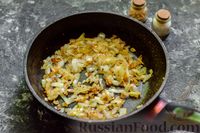 Фото приготовления рецепта: Рулет из омлета, запечённого с куриным фаршем, сыром и болгарским перцем - шаг №10