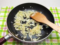 Фото приготовления рецепта: Рис с курицей, морковью и луком (на сковороде) - шаг №6