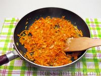 Фото приготовления рецепта: Рис с курицей, морковью и луком (на сковороде) - шаг №8