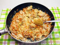 Фото приготовления рецепта: Рис с курицей, морковью и луком (на сковороде) - шаг №13