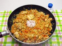Фото приготовления рецепта: Рис с курицей, морковью и луком (на сковороде) - шаг №14