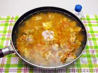 Фото приготовления рецепта: Рис с курицей, морковью и луком (на сковороде) - шаг №15