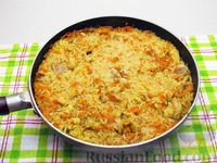 Фото приготовления рецепта: Рис с курицей, морковью и луком (на сковороде) - шаг №16