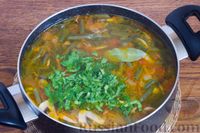 Фото приготовления рецепта: Суп со стручковой фасолью и грибами - шаг №9