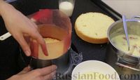 Фото приготовления рецепта: Бисквитный торт с заварным кремом и клубникой - шаг №20
