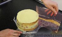 Фото приготовления рецепта: Бисквитный торт с заварным кремом и клубникой - шаг №22