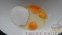 Фото приготовления рецепта: Кекс «Синнабон» с корицей и глазурью из сливочного сыра - шаг №3