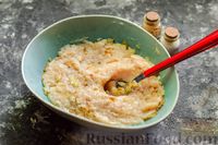 Фото приготовления рецепта: Рулет из омлета, запечённого с куриным фаршем, сыром и болгарским перцем - шаг №12