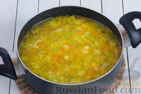 Фото приготовления рецепта: Суп с жареным картофелем, луком-пореем и сметанно-мучной заправкой - шаг №10