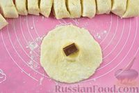 Фото приготовления рецепта: Творожные булочки с бананом и шоколадом - шаг №8
