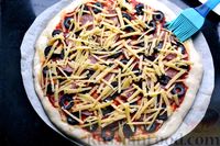 Фото приготовления рецепта: Быстрая пицца с колбасой и сыром - шаг №14