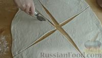 Фото приготовления рецепта: Слоёные дрожжевые рогалики с кунжутом (круассаны) - шаг №12