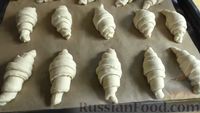 Фото приготовления рецепта: Слоёные дрожжевые рогалики с кунжутом (круассаны) - шаг №14