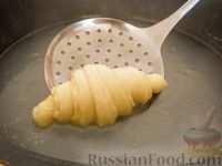 Фото приготовления рецепта: Слоёные дрожжевые рогалики с кунжутом (круассаны) - шаг №16