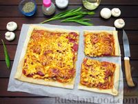 Фото к рецепту: Пицца из слоёного теста с колбасой, помидорами и грибами