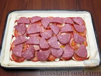 Фото приготовления рецепта: Пицца из слоёного теста с колбасой, помидорами и грибами - шаг №11