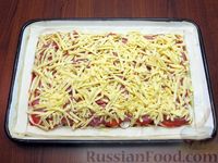 Фото приготовления рецепта: Пицца из слоёного теста с колбасой, помидорами и грибами - шаг №12