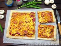 Фото приготовления рецепта: Пицца из слоёного теста с колбасой, помидорами и грибами - шаг №14