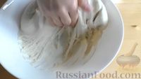 Фото приготовления рецепта: Слоёные дрожжевые рогалики с кунжутом (круассаны) - шаг №6