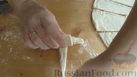 Фото приготовления рецепта: Слоёные дрожжевые рогалики с кунжутом (круассаны) - шаг №13