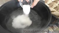 Фото приготовления рецепта: Слоёные дрожжевые рогалики с кунжутом (круассаны) - шаг №15